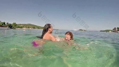 美年轻的女人游泳有趣的潜水水下海拉古纳溺水游戏玩慢运动视频镜头